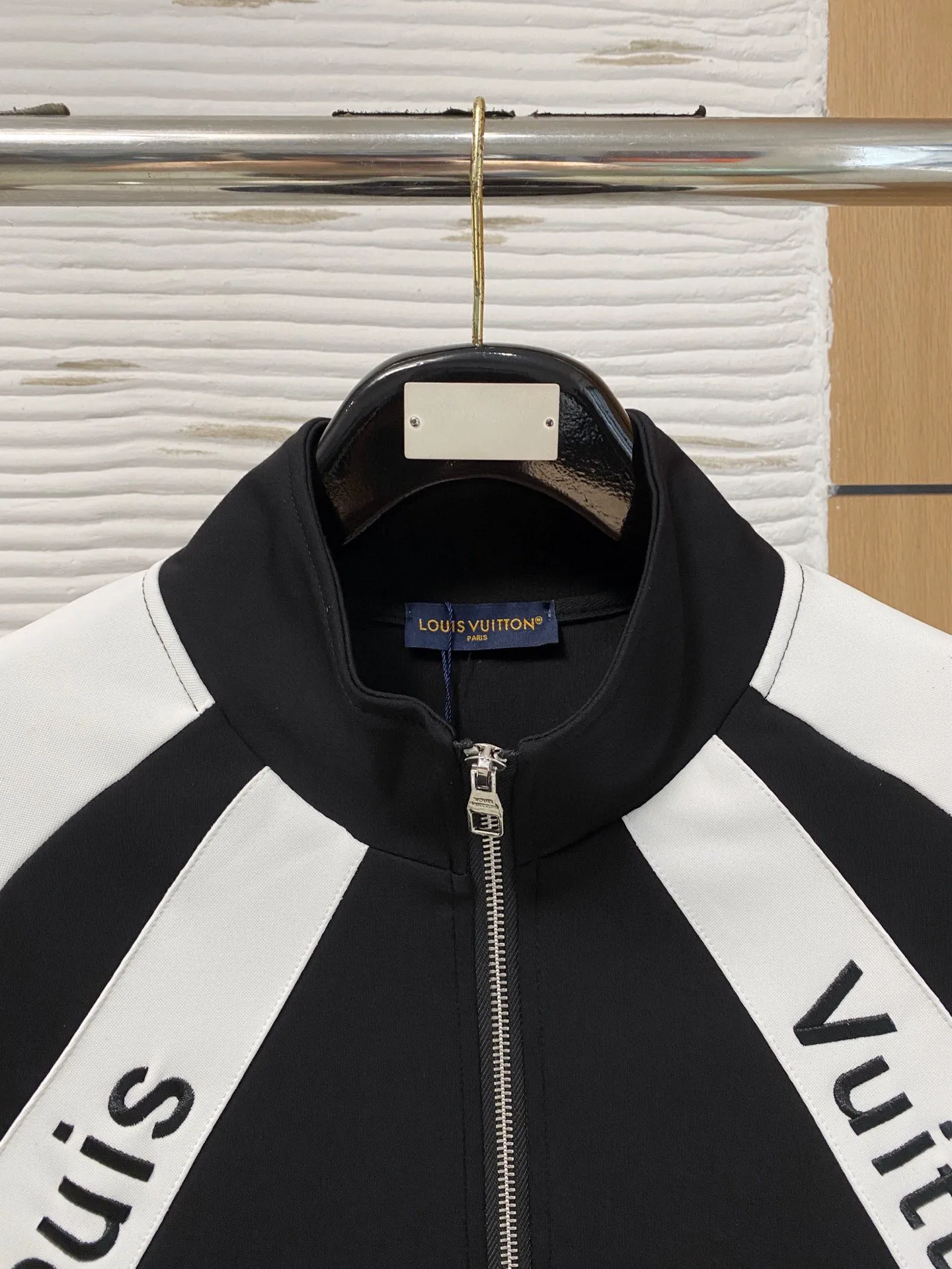 🅿️720 [LV Louis Vuitton] hot-selling suit is coming. Focus on the original version of the official website. 2025 new hot-selling cardigan and sweatshirt suit. The original order is the best. 🇭🇰The meticulous work of top designers. It has a fitting and perfect upper body effect. All-natural high-quality Tencel Roman cotton 100%, close-fitting comfort, noble and elegant! Original hardware embodies elegance and nobility! Counter size: M-3XL (maximum wear up to 190 pounds)